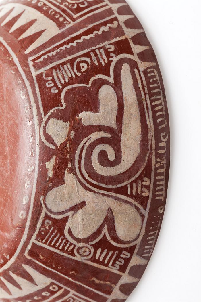Detalle de cajete con decoración de caracoles cortados y diseños geométricos