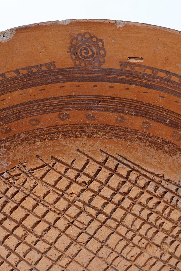 Detalle de molcajete trípode con vertedera