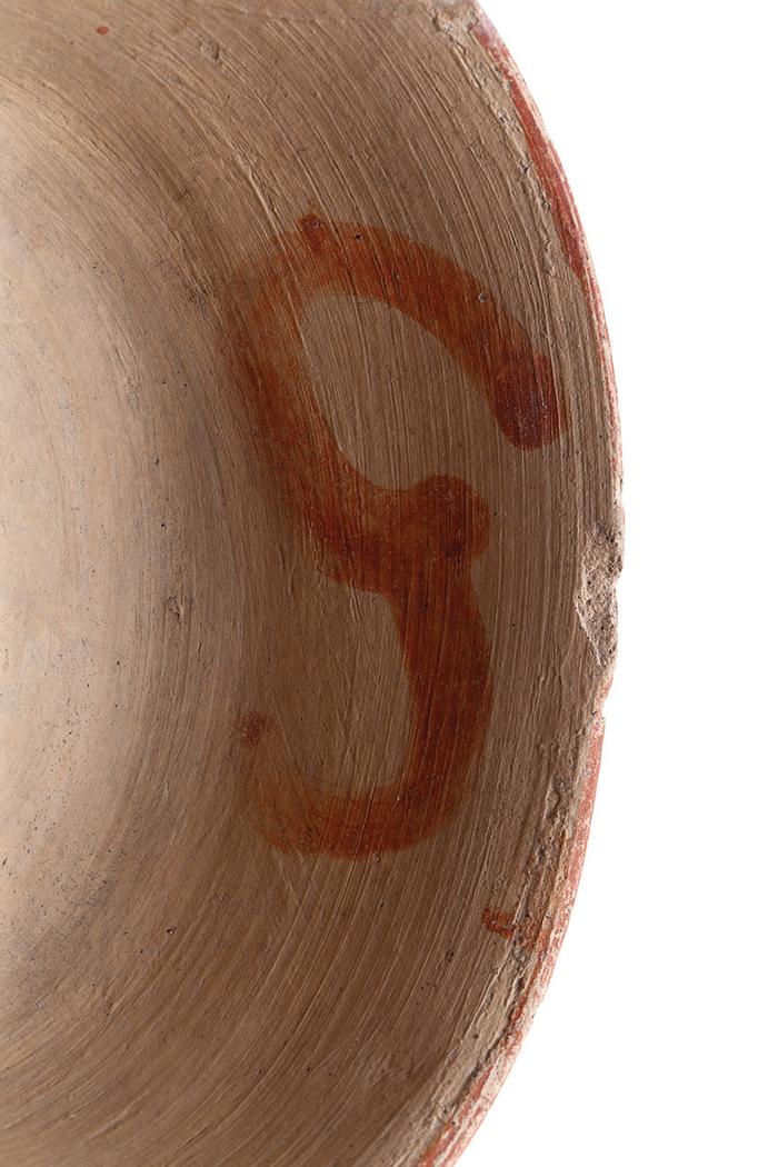 Detalle plato Joroba anaranjado sobre crema 