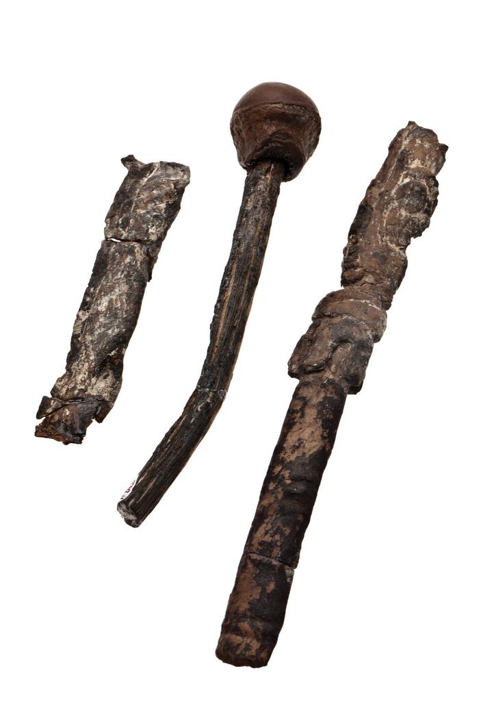Lote de dos cetros de madera y un fragmento de madera