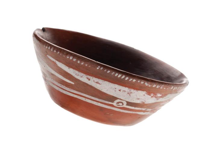 Cajete blanco y café sobre rojo (azteca III)