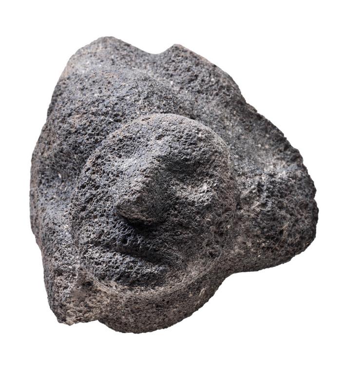 Escultura de figura  antropomorfa recostada