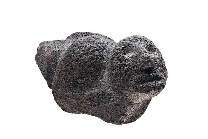 Escultura de figura  antropomorfa recostada