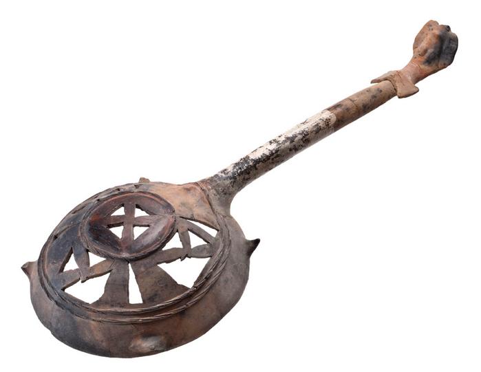Sahumador con remate de cabeza de serpiente