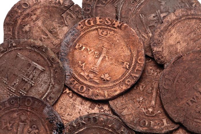 Monedas de dos maravedíes de cobre  del siglo XVI acuñadas en México con el emblema de Carlos V
