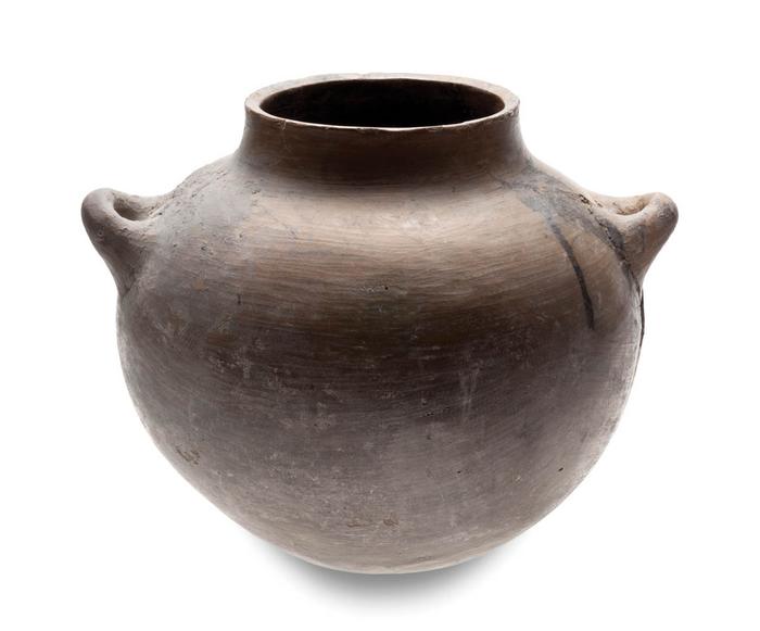 Olla globular con huellas de cremación que contenía el entierro de un no nato