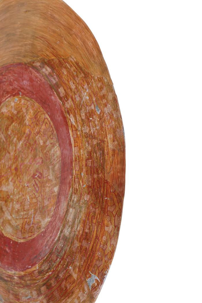 Detalle de plato trípode policromo  