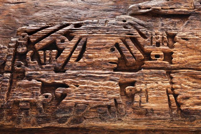 Detalle de dintel de madera labrada