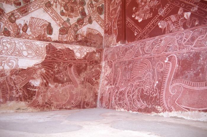 Coyote y jaguar con tocado de plumas