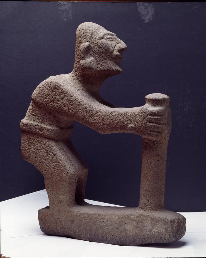 Escultura de un personaje encorvado con bastón