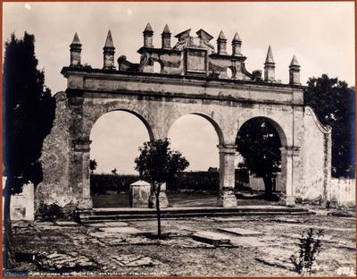  Templo de Santiago de Cholula. Arquería principal del atrio. 