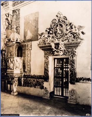 Iglesia de San Francisco Ecateptl (Acatepec). Cholula, cercanías. Púlpito y puerta de piedra. 