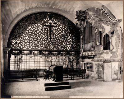 Iglesia de Santa Clara de Querétaro. Coro (reja y órgano antiguo).