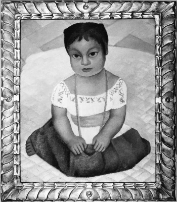 Niña sentada, con collar