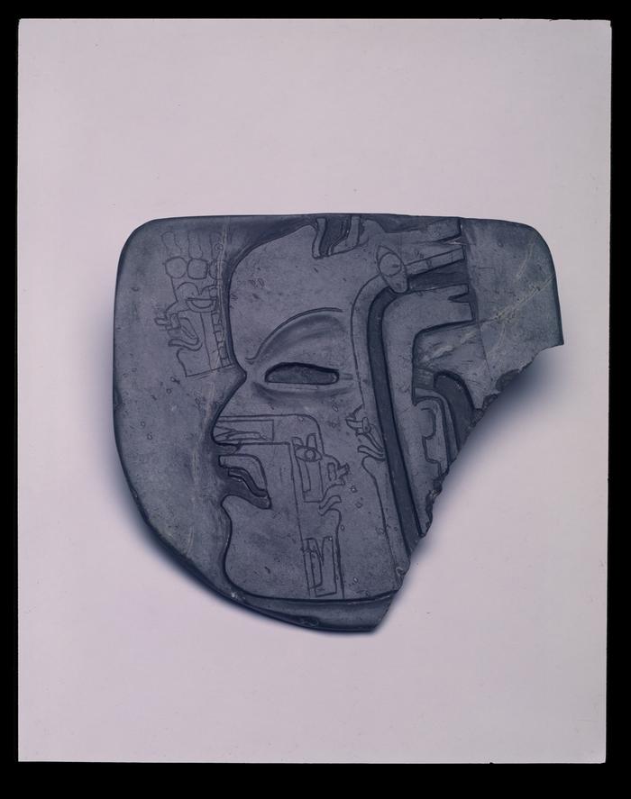 Placa rectangular con perfil humano inciso