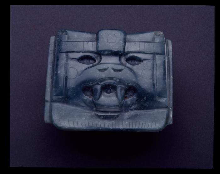 Pectoral en forma de rostro de jaguar