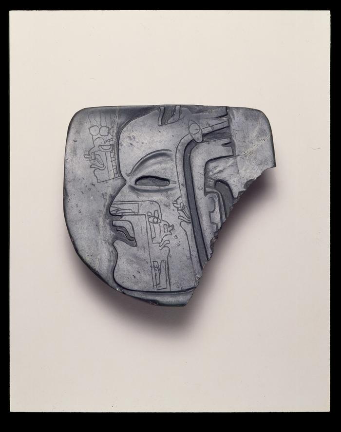 Placa rectangular con perfil humano inciso