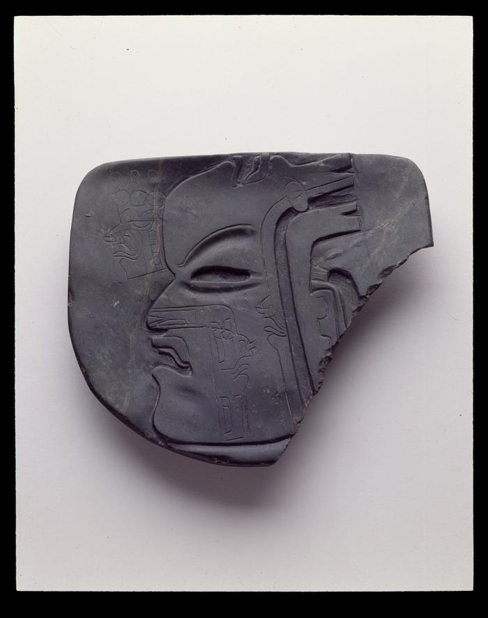 Placa rectangular con perfil humano inciso