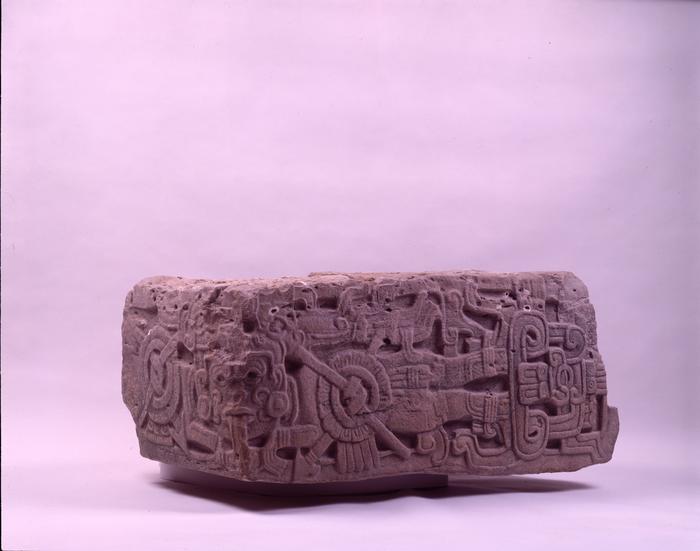Pirámide de los Nichos, relieve de imagen dividida