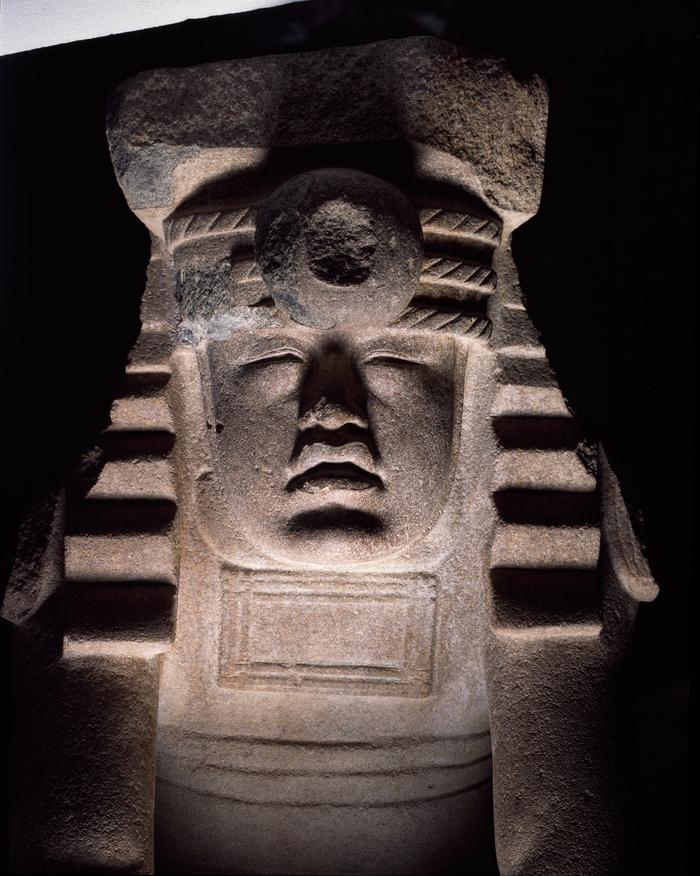 Escultura antropomorfa sedente