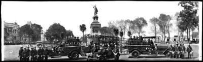 Primer regimiento del Heroico Cuerpo de Bomberos frente a la estatua de Cuauhtémoc en Reforma con Pimentel y Venegas